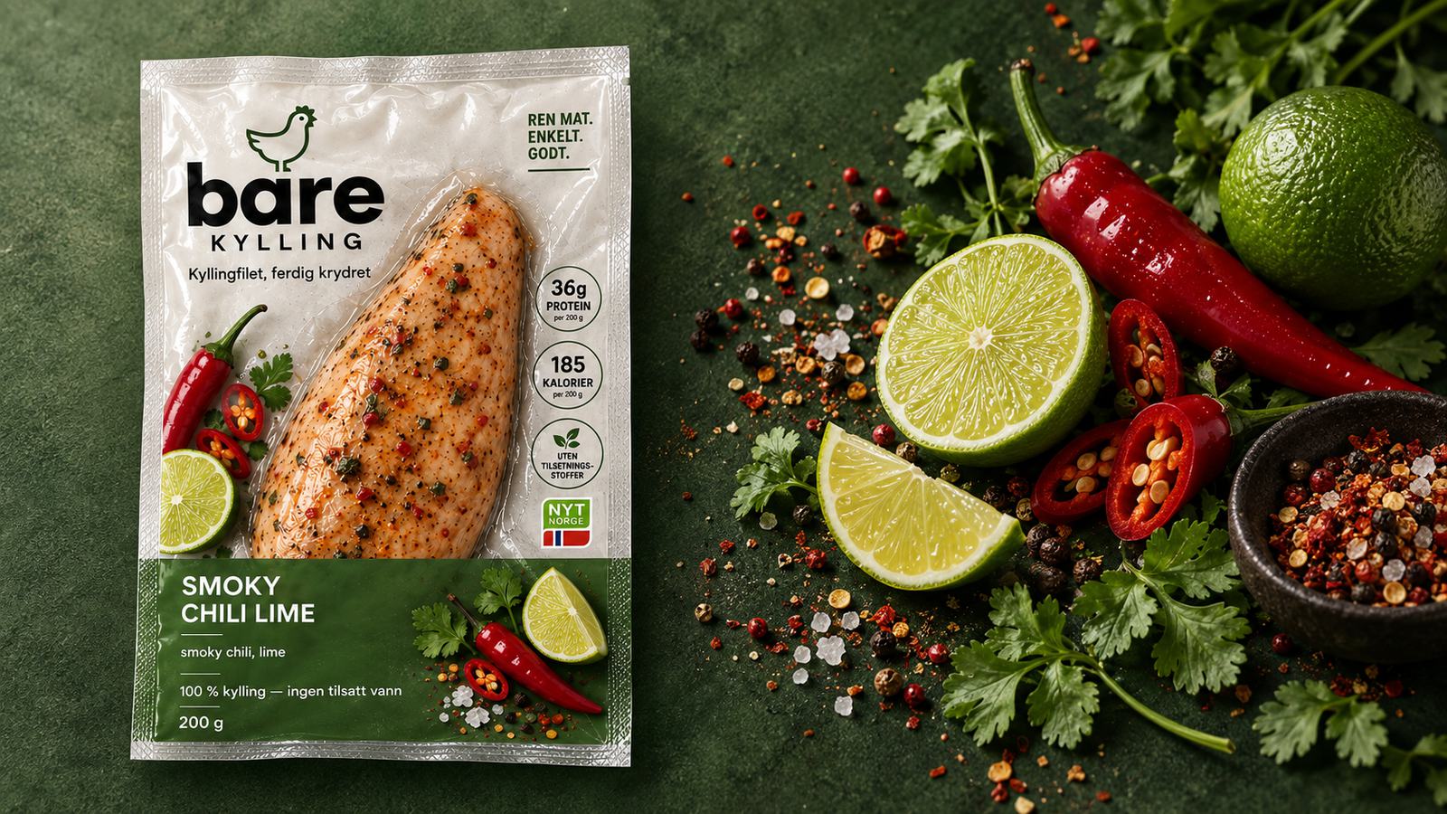 Smoky Chili Lime-pakken omgitt av lime, rød chili, koriander og pepperblanding.